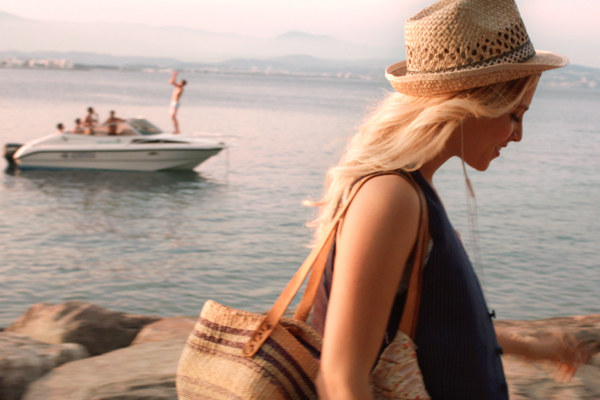Clip musical officiel de Joyy tourné sur la Côte d’Azur, réalisé par le photographe Yan Forhan, co-réalisé avec Lorie Pester.